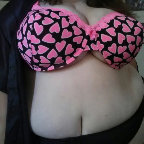 wickedlywenchy:My tits are always trying to escape my bra I wish I could find a bra like that for my