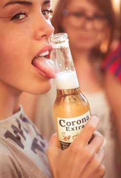 fahwhyg:  beer & a girl. aint nothing