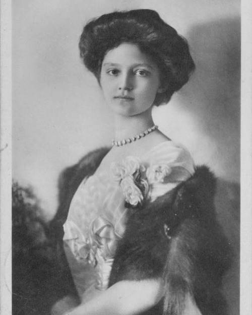 Princess Zita of Bourbon-Parma, wife of Emperor Karl I of Austria, at the Villa Pianore, Tuscany (It