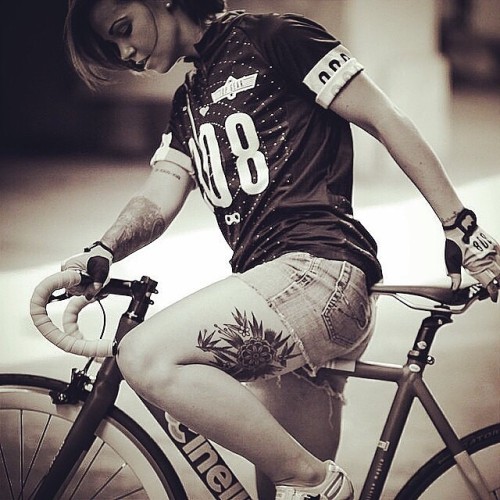 fixiegirls: Repost from @fixed_gear__ #fixed #fixedgear #fixeporn #fissa #likeforlike #likeforfollo