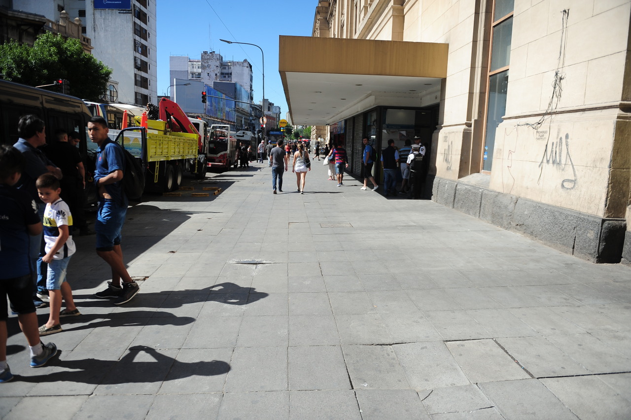 ONCE. Después del desalojo de ayer que dejó 5 detenidos, plaza Once y sus alredores es patrullada por la policía para evitar que los manteros vuelvan a instalarse para vender su mercadería. (Jorge Sanchez)
MIRA LA FOTOGALERIA HD