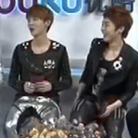 telekineticfrost:  Xiumin and Luhan holding hands ♥ 