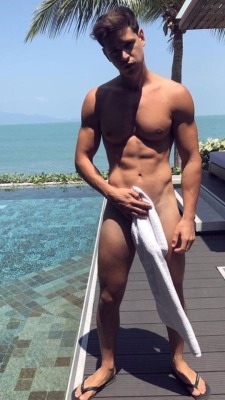 benisar7:  Wish he dropped that towel