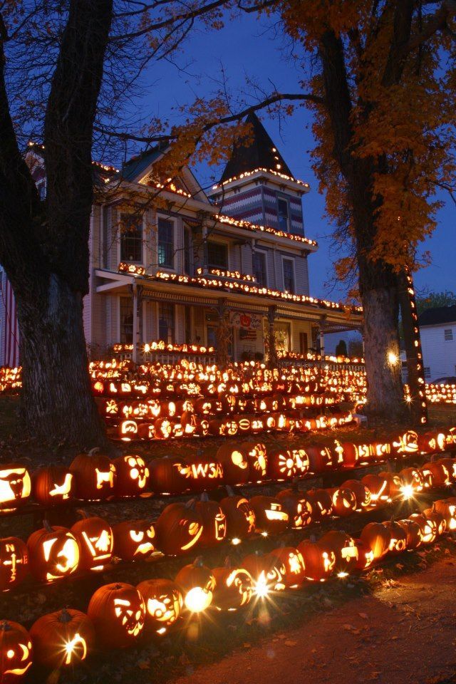 epicreads:  february-airrr:  autumnciders:  The Pumpkin house Kinova, West Virginia 