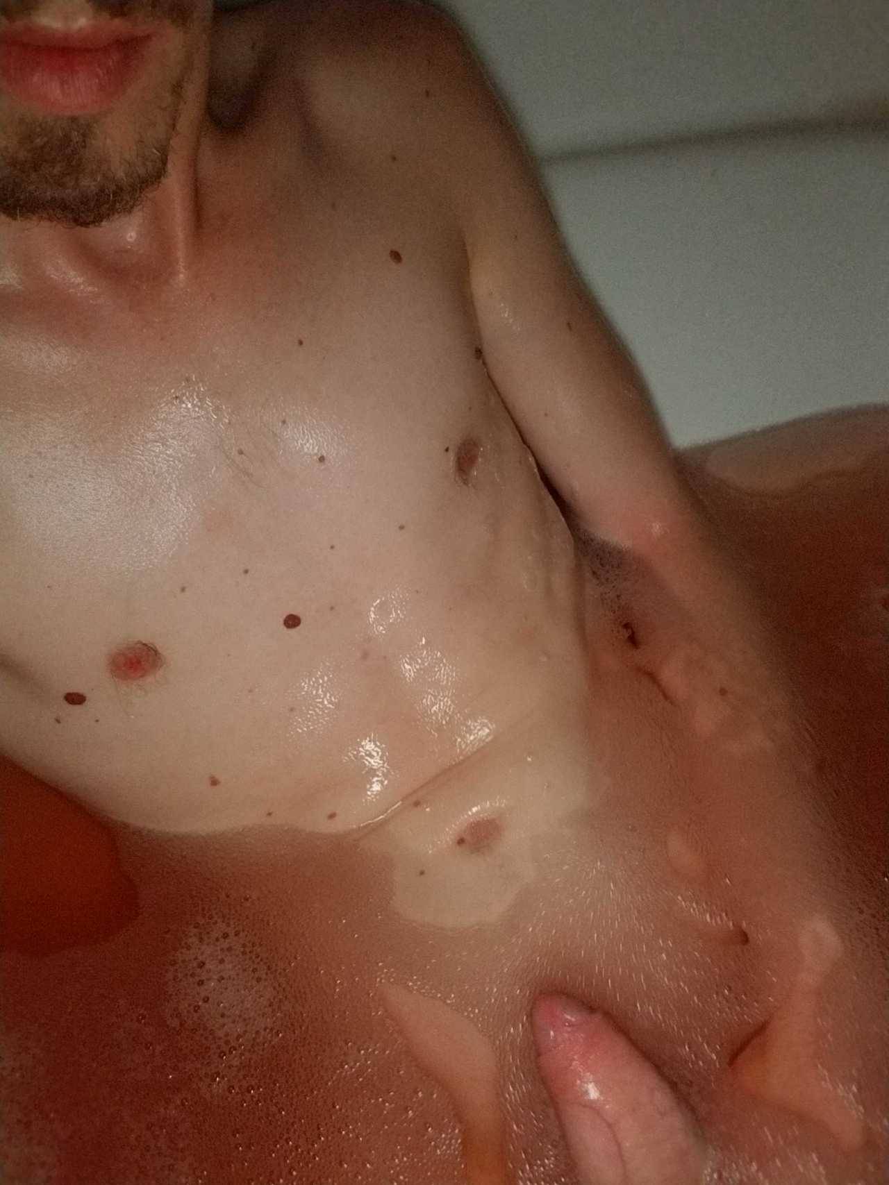 Fuck im horny! Message me if you are too!  J'ai la queue en feu! Tchatt moi si tu