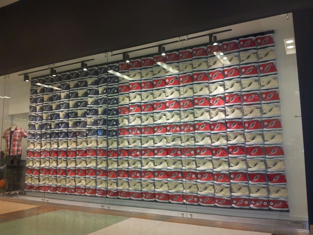 andreshincapie:  The United States flag by Converse! 