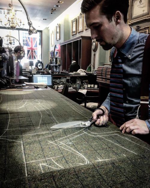 yoshimihasegawa:An authentic classic style never be old fashioned.It has always evolution behind the scene. It’s a true craftsmanship and beauty. @henrypooleco #craftsmanship #heritage #bespoke #savilerow #savilerowbespoke #tailoring #menswear #suits