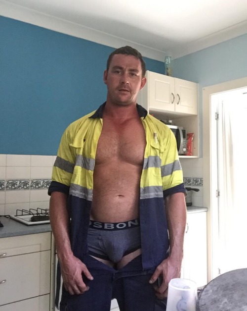 magicalwombatclodclam: boyatthecreek:Dan - our proud and hot Aussie tradie - this mate is seriously 