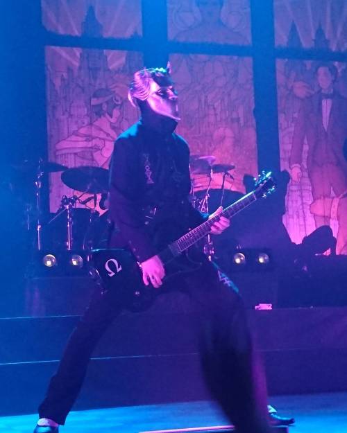 iwalkedwithaz0mbie:Omega being awesome. We did a little dance together during Monstrance Clock, whic