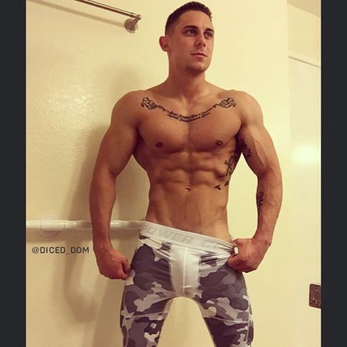 muscleworshipandhirehim:Muscle worship IG: diced_dom