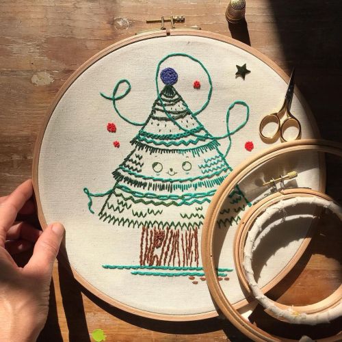 ✨Christmas Mood ✨ Learn how to embroider lots of beautiful outline stitches with the Winter Tree Kit