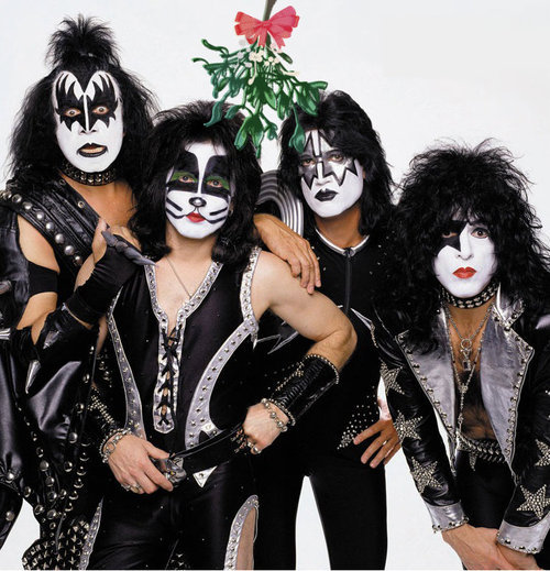 themoonatnight:  kiss under the mistletoe? ok