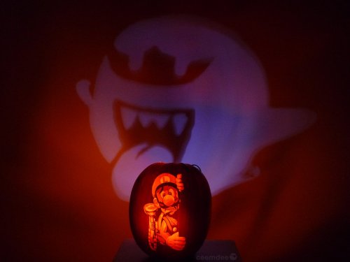 kingmunsterxvii:  it8bit:  Luigi’s Mansion Projection Pumpkin Created by ceemdee  Okay I’ve seen my fair share of WILD N’ UNBELIEVABLE NERDY JACK-O-LANTERNS over the years but this is really wonderfully creative 