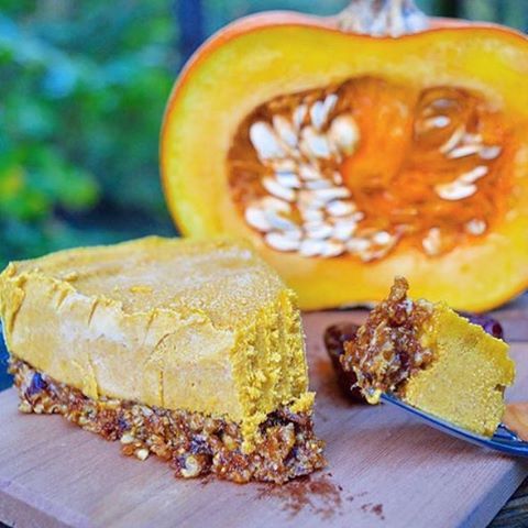 Dreaming about this raw vegan pumpkin pie cheesecake I made last thanksgiving. I&rsquo;ve never 
