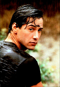 buzz-o-graph:Keanu Reeves wet, c. 1995