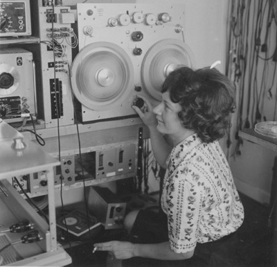 seanbonner:  bushdog:  The pioneering women of electronic music – an interactive timeline – The Vinyl Factory いちおう、性転換したウェンディ（旧ウォルター）・カルロスも入っているのか。  Check out that ring in the