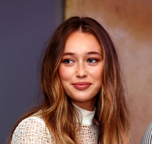 debnamcareyonly:Alycia Debnam-Carey attends a press conference to promote the series ‘Fear The Walki