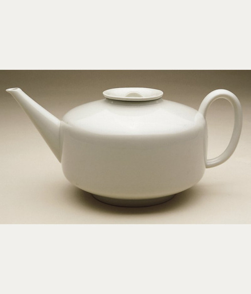 Marguerite Friedländer-Wildenhain, Teapot, 1930. Hard-paste porcelain. Staatliche Porzellanmanufaktu