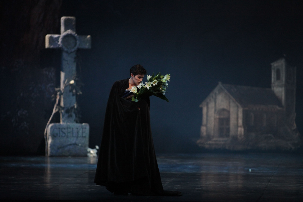 glamorouslu:  Roberto Bolle and Svetlana Zakharova in Giselle.Ph. 1, 2, 4, 5 &amp;