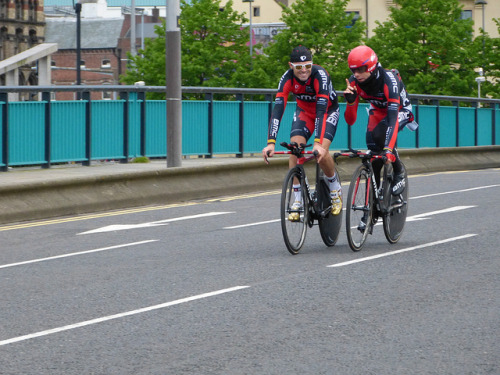 fuckyeahcycling: Samuel Sanchez and Cadel Evans post-TTT chat. (via Giro d’Italia 2014 | co-mod nat