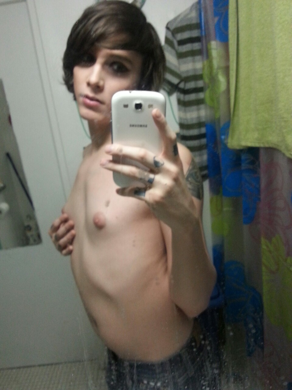 adablackxxx:  My only nice full mirror is in a BR. I live in the hood. Eat me. 