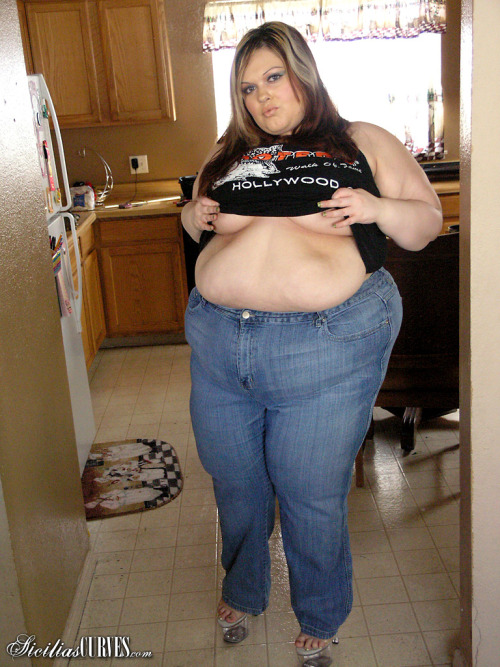 subtlefeeder:  The way jeans SHOULD fit!! 