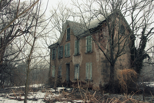 Porn cemeterywind:  A creepy abandoned house in photos