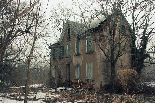 cemeterywind:  A creepy abandoned house in the woods of Pottstown, Pennsylvania. 