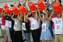 cctvnews:  ‘Empty buckets’ in Henan say no to Ice Bucket Challenge Dozens of people in the drought-hit Henan Province are protesting against the Ice Bucket Challenge, which has become a global viral trend Armed with empty buckets, bowls and other