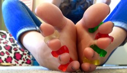tiny-twinkle-toes:Stay tuned for a video or pictures of boyfriend eating these gummy bears off my pretty toes 😋👅👣🐻