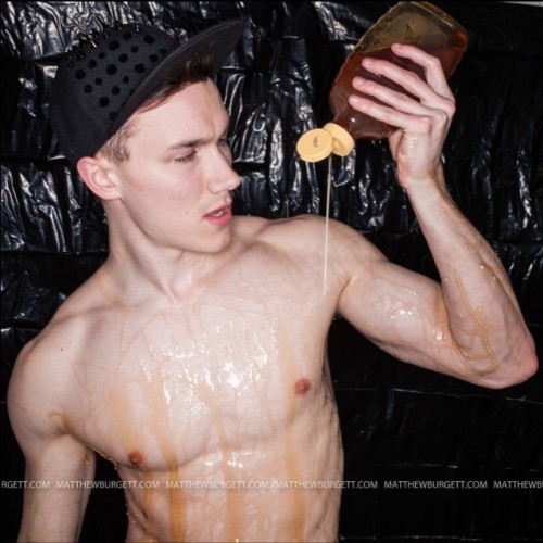 vlnci:  Mmm! Guess who got sweet and sticky in this latest shoot?! 😜 Thank you again to the wonderful @itsmattb for another amazing and fun session!
