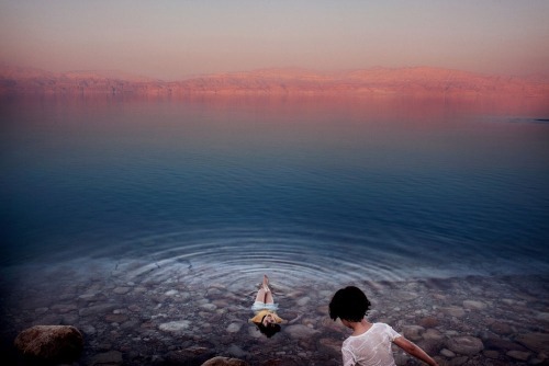 screeches:  fineho:  1. Girls from a West Bank village cool off in the Dead Sea |