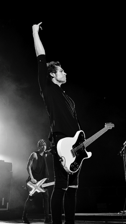 goodgirlsofficial:Luke Hemmings lockscreens for iPhone 5/6.Credit to owners of original photos.