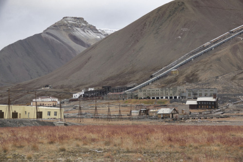 PyramidenThe islands of the Svalbard Archipelago are located between Norway and the North Pole. The 