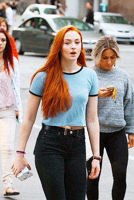 Porn fyeahsophieturner:  Sophie Turner running photos