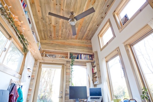 novelistically:  moon—cunt:  tinyhouseamerica:  smallandtinyhomeideas:  via the tiny project   Alek’s Tiny House  one dayI will build my own 