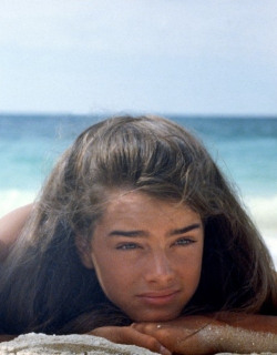 supermodelgif:  Brooke Shields in The Blue