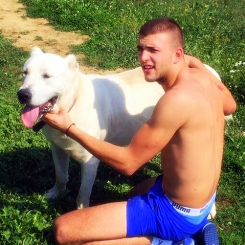 lazabgd: Izvacario bih ga za bulju na ovoj poljani, a puma gacice bih poneo za uspomenu