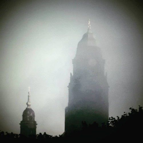 Good morning Dresden!#dresden #rathaus #nebel #fogwww.instagram.com/p/CA9T_V8Cbj8Inb3VUwF7vP