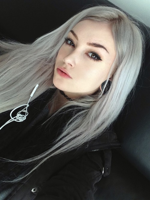 rocknrollfuldead:  emo-girls-and-scene-girls:http://emo-girls-and-scene-girls.tumblr.com/  I’m going to get my hair dyed this color soon