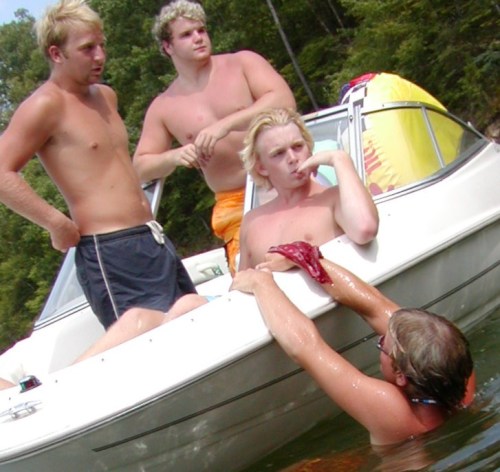superbears:  Want that super cute husky boy in orange shorts