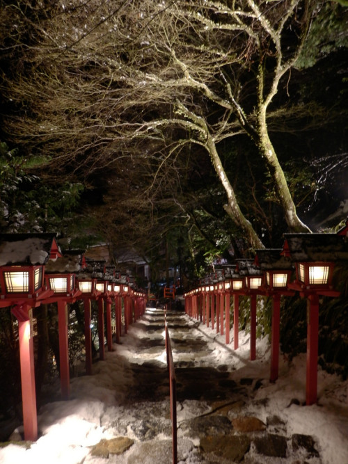 fuckyeahjapanandkorea:  貴船神社の雪景色｜Kifune Shrine Snow Scene by izunavi