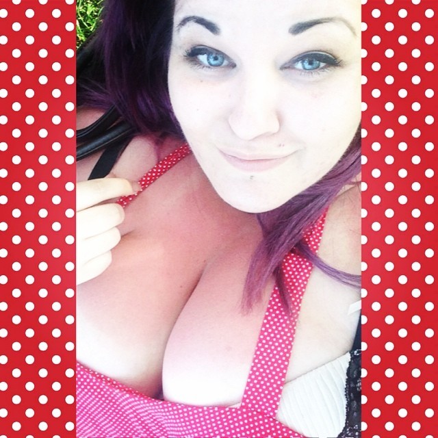 two-magpies:  My bloody white face compared to my chest lol… Xxx