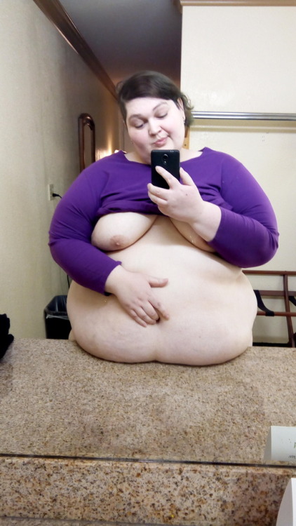 xrayspextacle:Me yesterday morning after noticing my tummy rest perfectly on the counter at the motel.