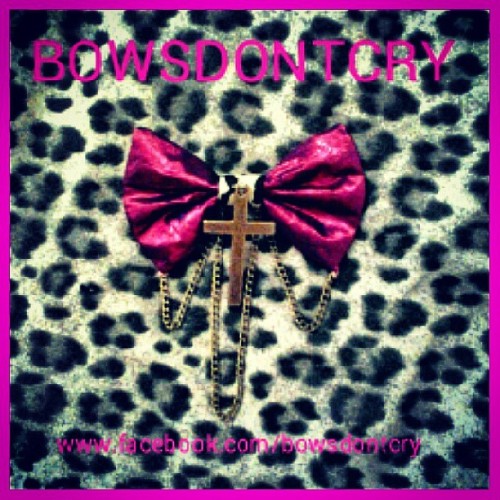 New bow from bowsdontcry. #bowsdontcry #bows #nœud #tie #noeudpap #creation #handmade #glamour #fait