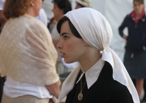 daisyskindajewish: jewishvirtuallibrary:   Jewish woman with a headscarf in Israel; 2012. x It is cu