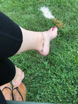 myprettywifesfeet:  My pretty wife just sent this to me from practice.please comment  