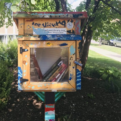 crookedreads:The cutest Little Free Library outside a preschool in La Grange, Illinois. 