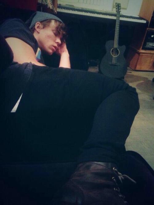7-point-5-seconds-of-summer:  Sleepy 5sos 