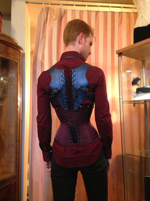 lovelylacelashes:  sarxkaiskotos:  New corset day!    Hnf, great example of how amazing men can look in corsets. This outfit is lovely and I adore the combination of clothing and colours so darn much. Close to perfection if you ask me. 